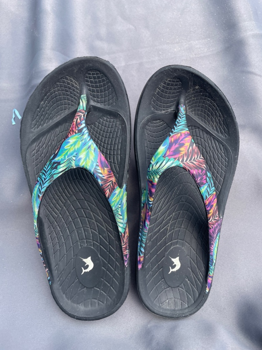 REEL LEGENDS Black Flip Flops with Tropical Printed Straps